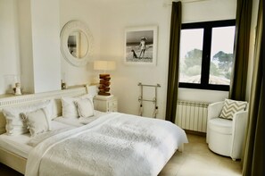 4 bedrooms, free WiFi, bed sheets - Vacation Home "Ocean Blues" with Private Pool, Shared Terrace & Wi-Fi (Cala Santanyí)