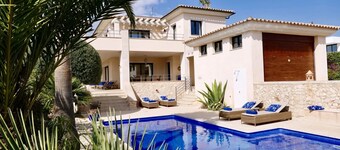 Vacation Home "Ocean Blues" with Private Pool, Shared Terrace & Wi-Fi