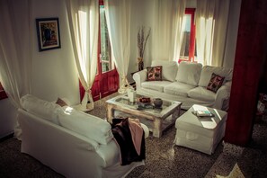 TV, fireplace - Holiday Home 'Villa Buena Vista' with Sea View, Wi-Fi and Air Conditioning (Cala Pi)