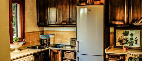 Réfrigérateur, four à micro-ondes, un four, surface de cuisson