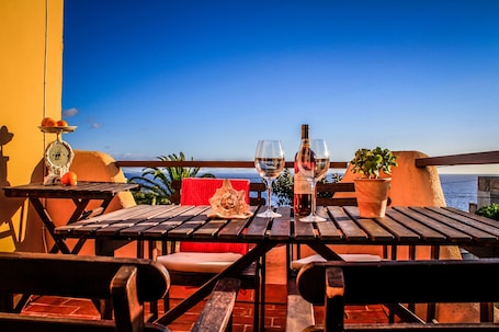 Outdoor dining. Holiday Home 'Villa Buena Vista' with Sea View, Wi-Fi and Air Conditioning