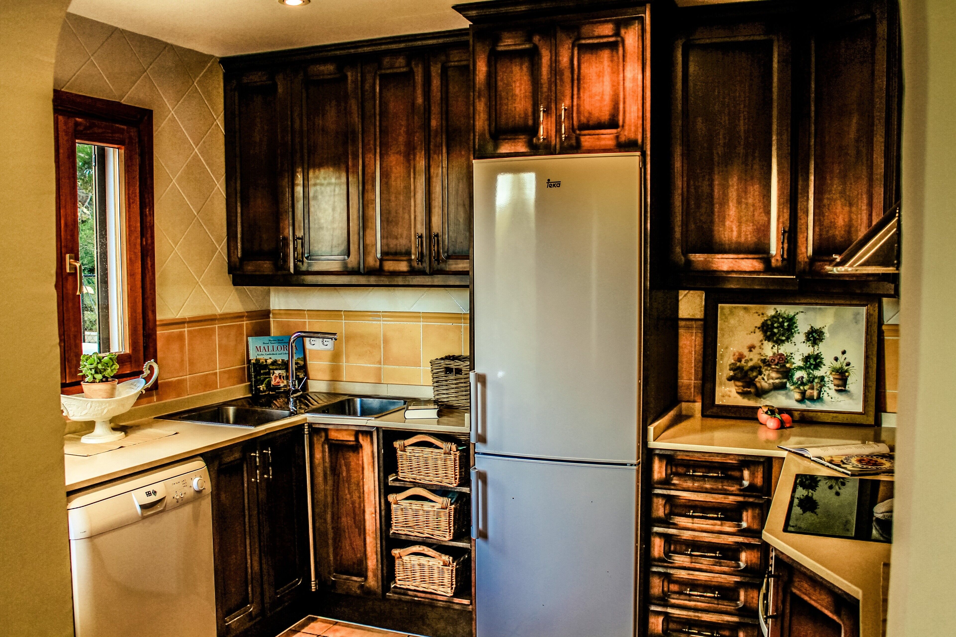 Frigorífico, microondas, horno y placa de cocina