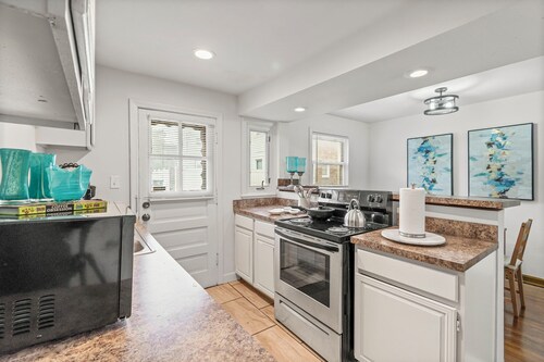 Sleeps 5, 3 Queen Beds, Centrally Located, Near Downtown KC & County Club Plaza