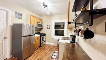 Frigorifero, microonde, forno, piano cottura