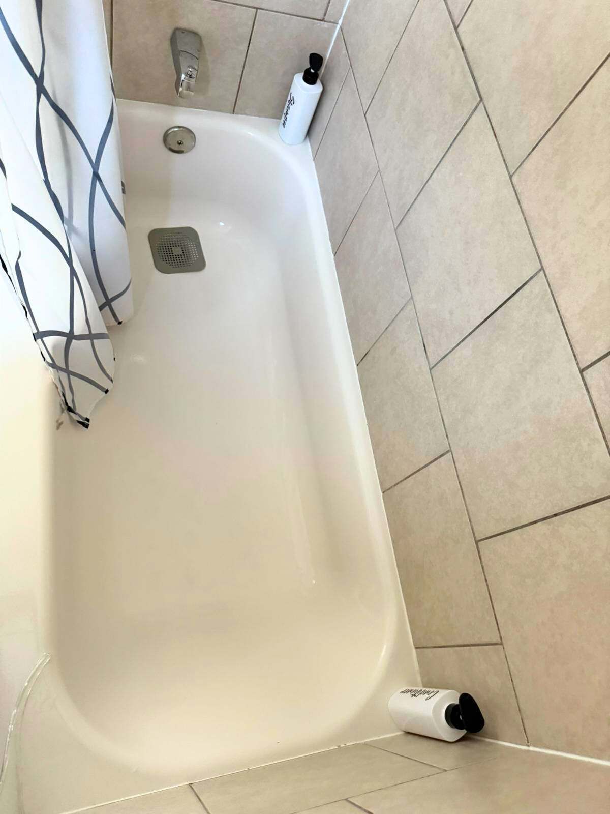Un baño con bañera, ducha y retrete.