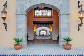 تفاصيل الفندق من الخارج