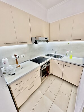 Fridge, electric kettle, toaster, cookware/dishes/utensils - SeaView Apartment Rental Vlore (Vlorë)