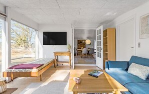 Smart-TV, Tischtennisplatte, Stereoanlage