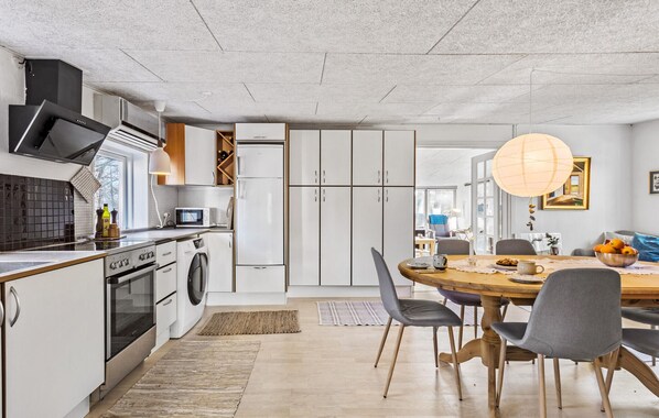 Kjøleskap, kokeplater, oppvaskmaskin og kaffetrakter/tekoker