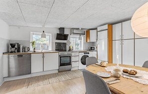 Réfrigérateur, micro-ondes, plaque de cuisson, lave-vaisselle