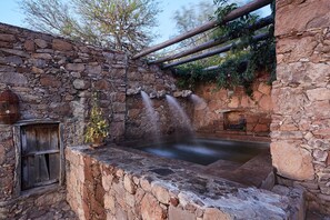 Spa-Außenbereich, Aromatherapie, Warmsteinmassagen