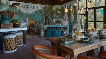Desayuno con opciones de la cocina local incluido todos los días