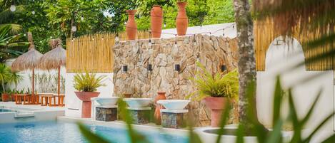 Una piscina al aire libre