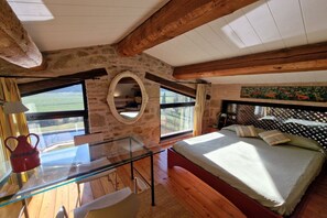 2 bedrooms, desk, iron/ironing board, WiFi