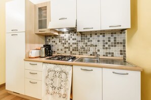 Refrigerador, microondas, placa de cocina, utensilios de cocina