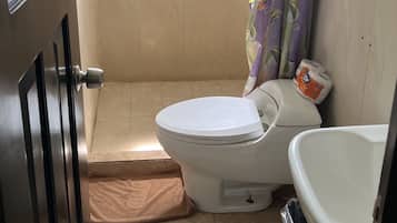 Tabla de planchar con plancha, wifi gratis y ropa de cama