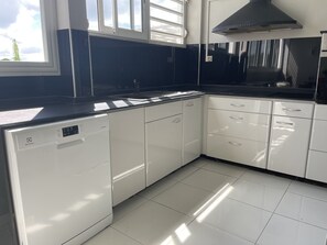 Fridge, oven, stovetop, dishwasher - Appartement Laelau Avec vue sur la mer et Piscine (Schoelcher)