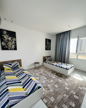 2 bedrooms, WiFi, bed sheets - 5 دقائق إلى المنتزه الترفيهي! شقة عائلية مع غرفة ألعاب وتراس (السيب‎)