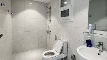 Een haardroger, een bidet, handdoeken, zeep
