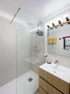 Bathroom - 01426 _ Apartment 4 people, residence with pool, Lacanau Ocean (LACANAU OCEAN)