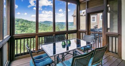 Tranquil Waters Retreat: Hot Tub, Pool & Lake Views