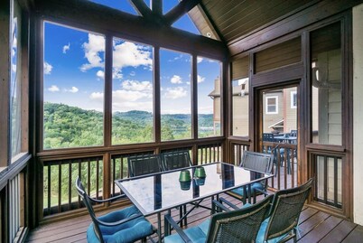 Tranquil Waters Retreat: Hot Tub, Pool & Lake Views