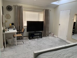 1 slaapkamer, een strijkplank/strijkijzer, wifi, beddengoed