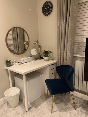 Interior - Modern & Luxurious Double Bedroom with en-suite washroom (Double walk-in shower) (Heald Green)