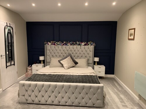 Modern & Luxurious Double Bedroom with en-suite washroom (Double walk-in shower)