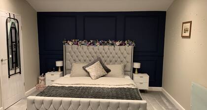 Modern & Luxurious Double Bedroom with en-suite washroom (Double walk-in shower)