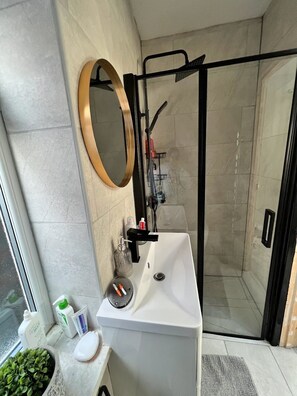 Een douche, een haardroger, handdoeken, zeep