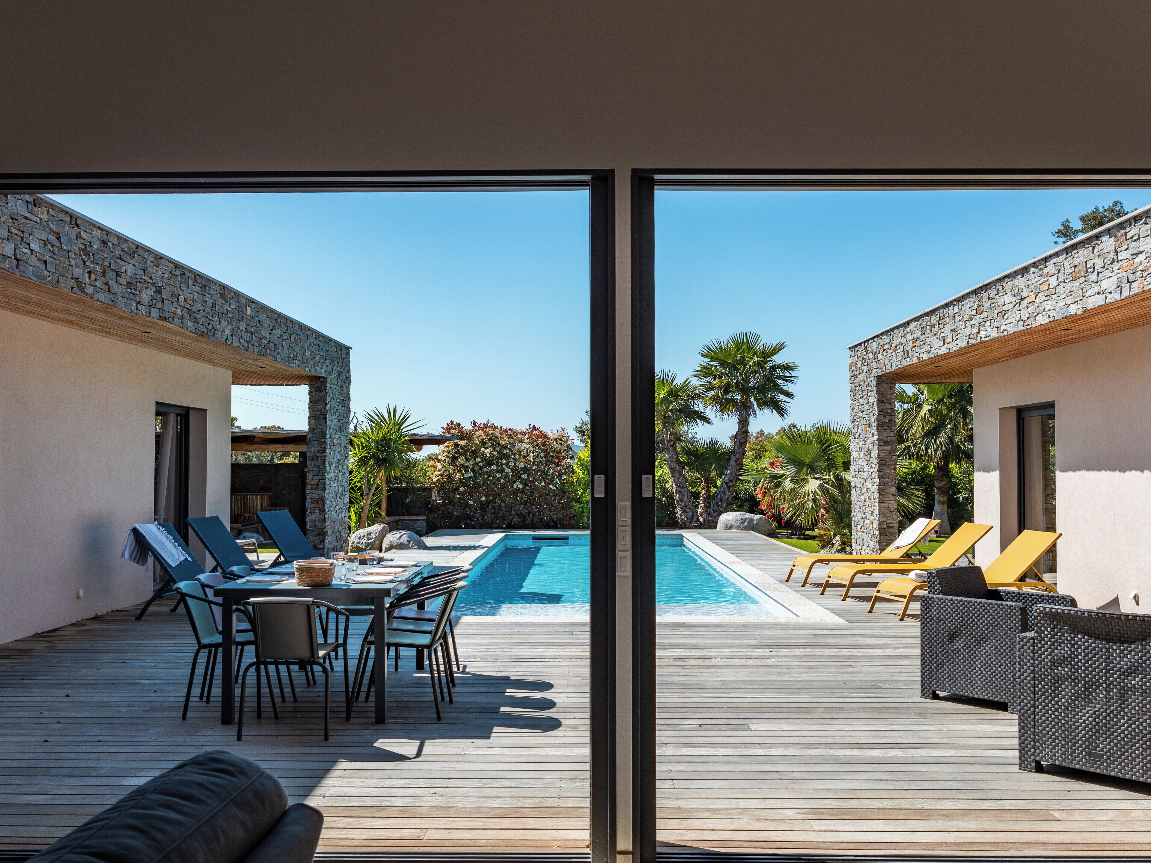 حمّام سباحة مُدفَّأ