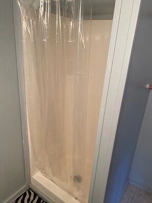 Serviettes fournies, savon, shampoing, papier toilette