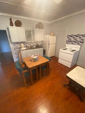 Réfrigérateur, four, plaque de cuisson, cafetière/bouilloire