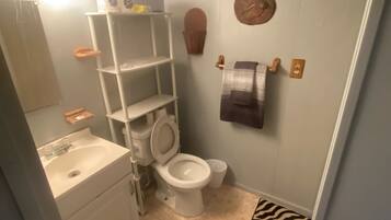 Toallas, jabón, shampoo, papel de baño