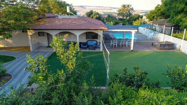 Une maison dotée d’un patio, d’un espace salon extérieur et offrant une vue sur le paysage environnant.