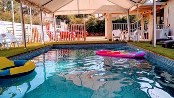 15 outdoor pools, pool loungers