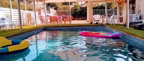 15 สระว่ายน้ำกลางแจ้ง, เก้าอี้อาบแดดริมสระ