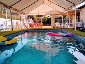 15 piscines extérieures, chaises longues