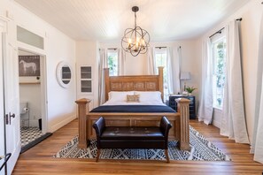 4 slaapkamers, een bureau, een strijkplank/strijkijzer, wifi