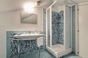 Shower, bidet - [50 mt from the Sea]10 places Climate Terrace Parking (Porto San Giorgio)
