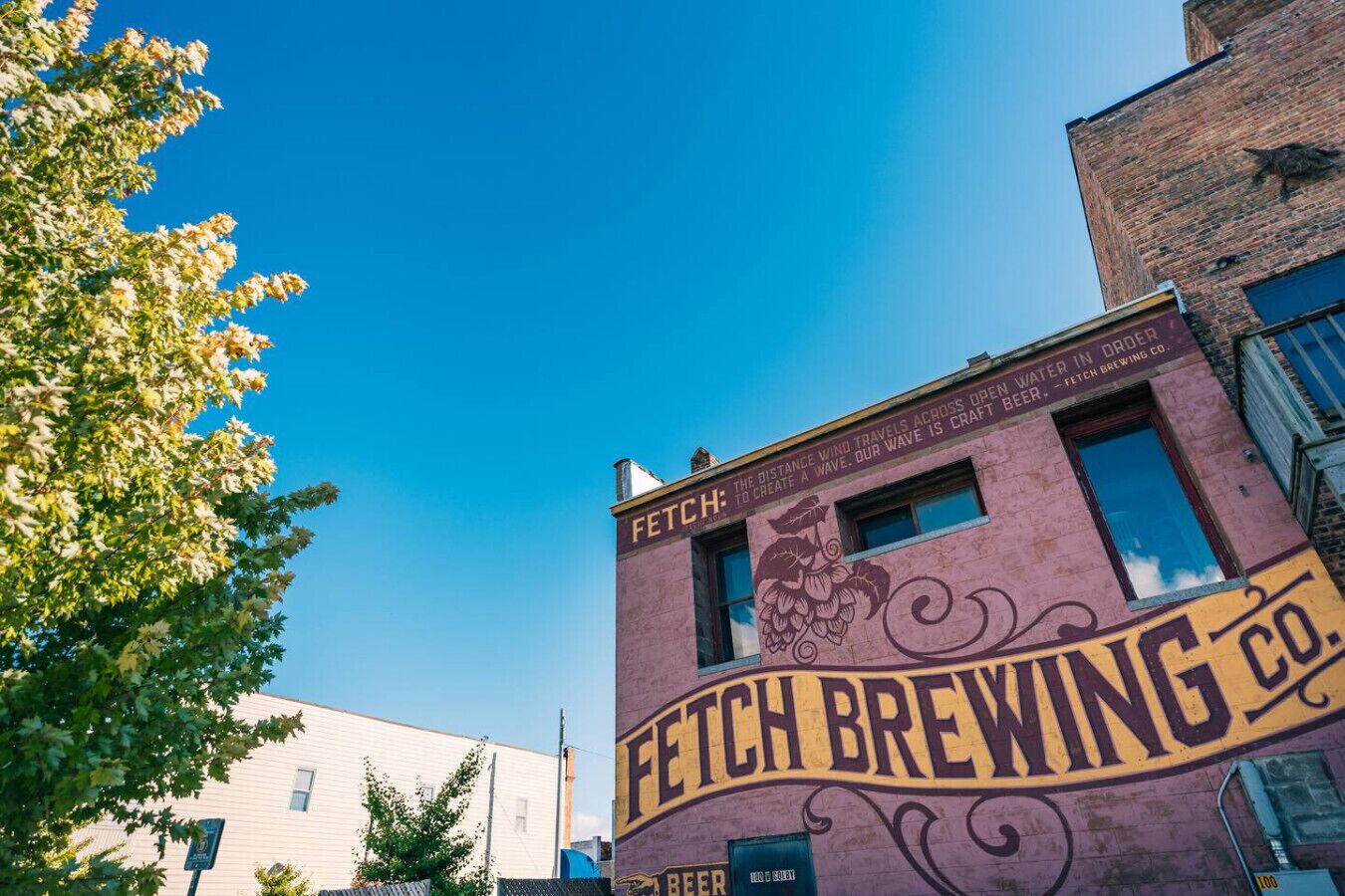 Um edifício com um grande letreiro da Fetch Brewing Co.