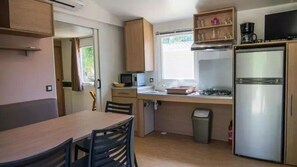 Kühlschrank, Mikrowelle, Wasserkocher mit Kaffee-/Teezubehör