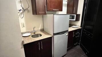 Full-sized fridge, microwave, dishwasher