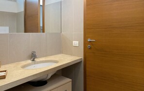 Shower, hair dryer - Awesome home in Marina di Ragusa with WiFi (Marina di Ragusa)