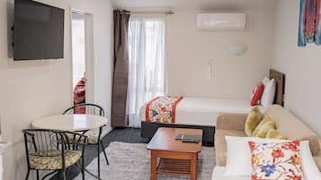 Individually furnished, desk, iron/ironing board, free WiFi