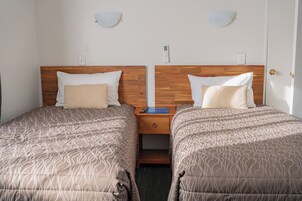 Dilengkapi dengan perabotan berbeda-beda dan meja kerja