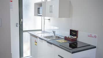 Habitació quàdruple Deluxe | Cuina privada | Frigorífic petit, microones, bullidora elèctrica i torradora