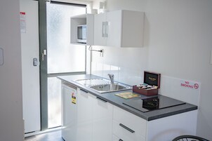 Kamar Quadruple Deluks | Dapur pribadi | Lemari es kecil, microwave, ketel listrik, dan pemanggang roti