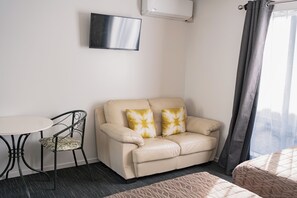 Δίκλινο Δωμάτιο (Twin) | Μοναδική επίπλωση, γραφείο, σίδερο/σιδερώστρα, δωρεάν Wi-Fi 